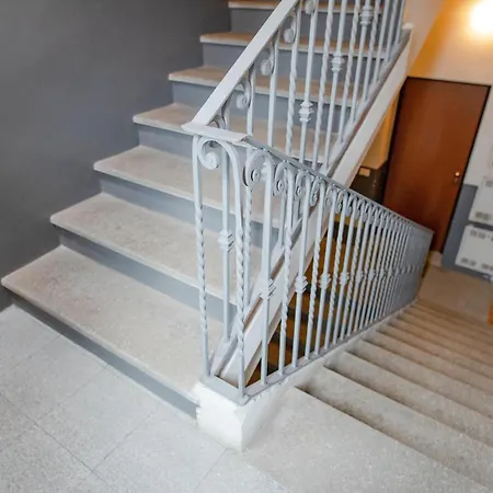 No Lift, 2 - Tutti P4zzi Per Lägenhet